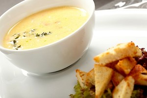 Cream soup with toasts